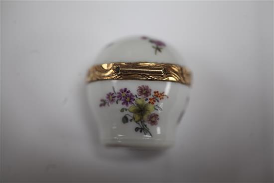 A Meissen porcelain thimble case, c.1750, height 3.3cm